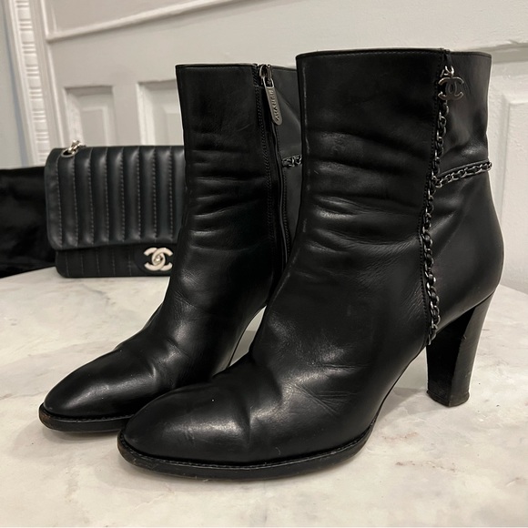 Chanel black leather booties with silver chain size 40 - Picture 3 of 11